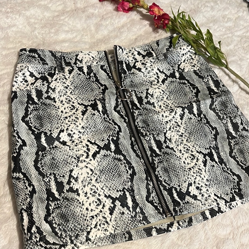 WILD HONEY MINI SKIRT SIZE LARGE - Picture 1 of 3